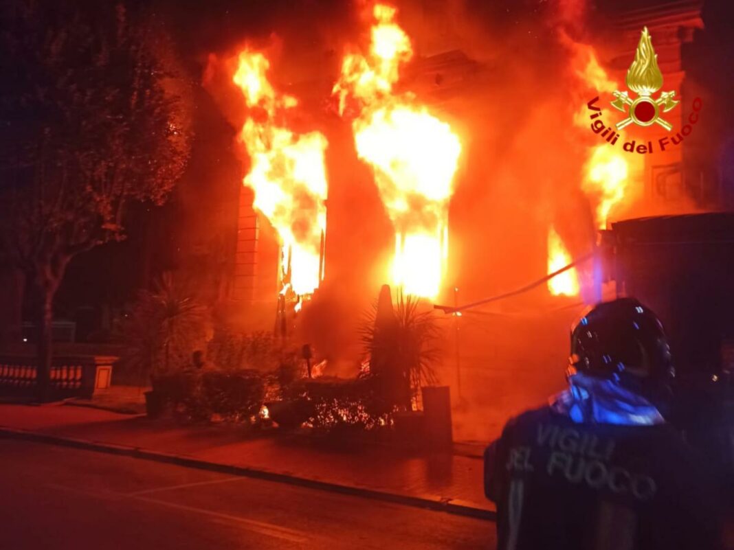 In fiamme Kursaal a Montecatini, distrutto il 'Principe'