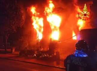 In fiamme Kursaal a Montecatini, distrutto il ‘Principe’ In fiamme Kursaal a Montecatini, distrutto il 'Principe'