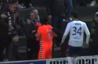 Insulti razzisti, portiere reagisce e viene espulso: la squadra se ne va