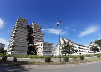 Insulti, sputi e cicche spente addosso a 23enne gay a Scampia: “20 minuti di terrore”
