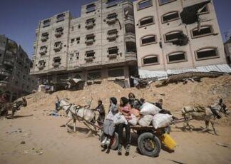 Israele-Gaza, bombe su campo profughi Nuseirat: 10 morti