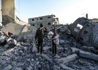 Israele-Hamas, serie di raid su Gaza. Nuova missione Blinken per cessate il fuoco