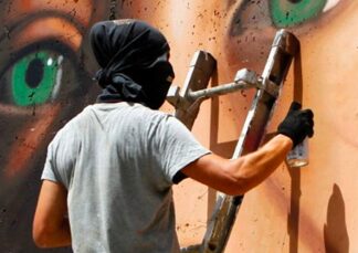 Jorit e il selfie con Putin: dal murales di Mariupol a Sochi, chi è lo street artist