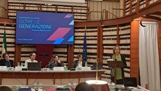 Lavoro: per giovani meno centrale e senior poco valorizzati, con Valore D generazioni a confronto