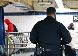 Litigano e la fidanzata ‘finisce’ sui binari della metro: le amputano entrambi i piedi