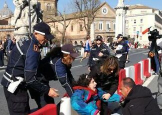 Maratona di Roma, blitz di Ultima Generazione su ponte Vittorio Emanuele II