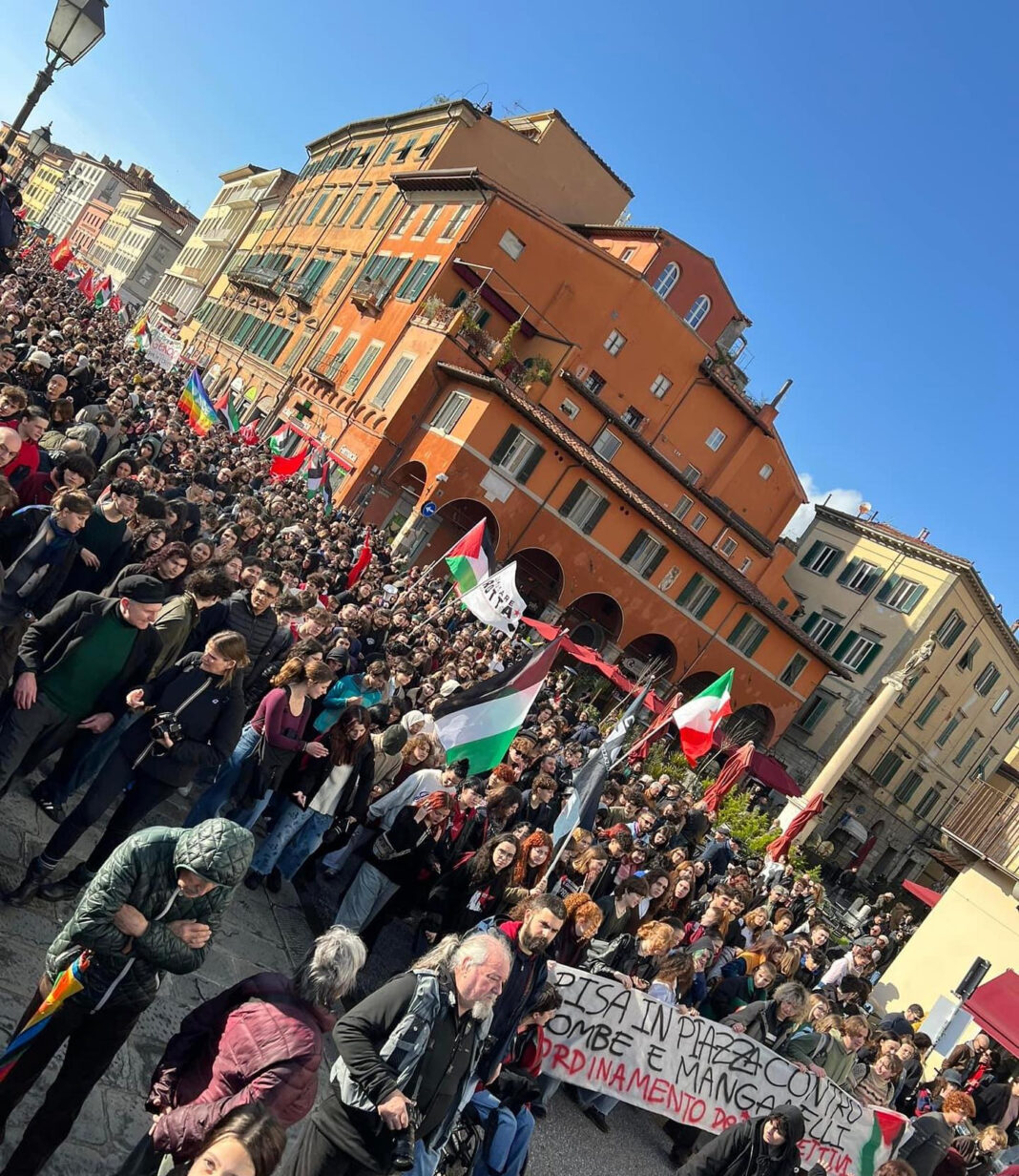 Migliaia in corteo a Pisa, studenti in piazza dopo le manganellate