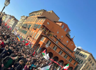 Migliaia in corteo a Pisa, studenti in piazza dopo le manganellate Migliaia in corteo a Pisa, studenti in piazza dopo le manganellate