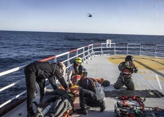 Migranti, Ocean Viking chiede ‘porto più vicino’: in 23 sbarcati a Catania per cure urgenti