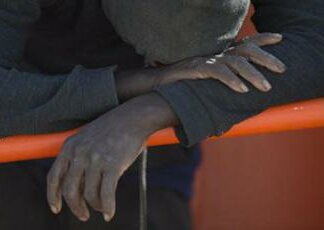 Migranti, naufraga barchino a 30 miglia da Lampedusa: 8 morti tra cui una bimba