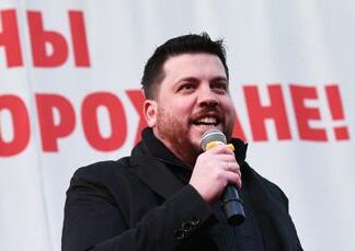 Navalny, braccio destro Leonid Volkov aggredito a martellate: “Non ci arrenderemo a Putin”