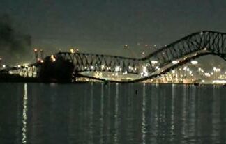 Nave contro ponte a Baltimora: crolla struttura, persone e auto nel fiume – Video