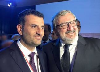 Non solo la foto di Decaro, quando il selfie è scomodo (e imparabile)