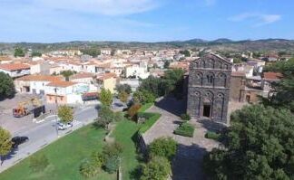 Nuoro, attentato al Comune di Ottana: bomba all’ingresso del municipio esplosa nella notte