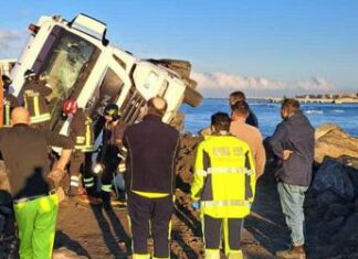 Ostia, camion si ribalta sulla scogliera: autista salvato