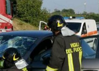 Pneumatico si stacca e colpisce auto su A1: grave una donna