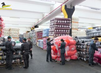 Poggio a Caiano, maxi sequestro tessuti. Valore 4 milioni Poggio a Caiano, maxi sequestro tessuti. Valore 4 milioni