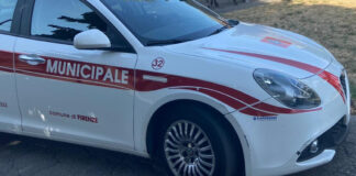 Tenta la truffa dello specchietto senza patente e in sella a uno scooter rubato