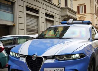 Uccide la madre e si barrica in casa, omicidio a Firenze. Arrestato Uccide la madre e si barrica in casa, omicidio a Firenze. Arrestato