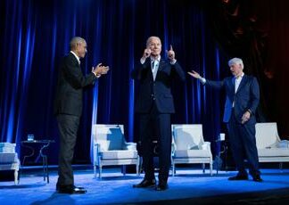Protesta per Gaza irrompe a mega evento con Biden, Obama e Clinton: interrotta l’intervista