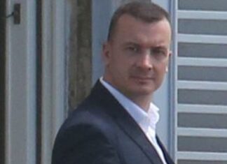 Rocco Casalino, insulti omofobi dal re delle bancarelle: “Sei miserabile gay, per non dire fr…”