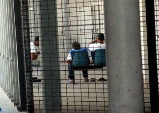 Roma, caos nel Cpr di Ponte Galeria: bomba carta e bruciati materassi