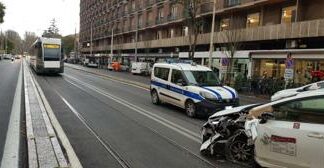 Roma, scontro tra tram e taxi in viale Trastevere: traffico in tilt