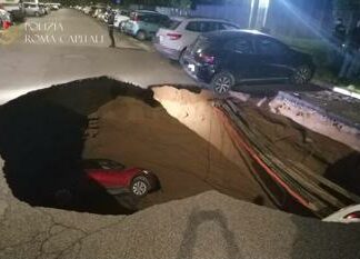 Roma, si apre voragine al Quadraro: 2 auto inghiottite