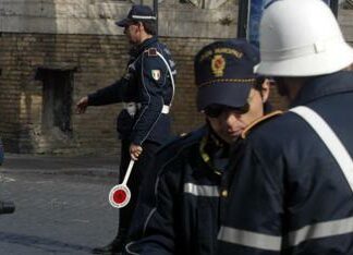 Roma, tampona l’auto dell’ex e vuole soldi dei danni: fermato
