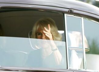 Royal Family, la regina Camilla si prende una vacanza: “E’ esausta dopo tanto lavoro”