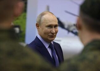 Russia, la fuga di Putin da Mosca e dal Crocus per un bagno di folla in provincia