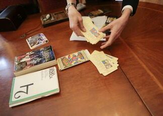 Santoni, maghi e guaritori: come difendersi da truffe e raggiri