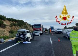 Sardegna, schianto fra due auto sulla Sassari-Olbia: un morto e due feriti