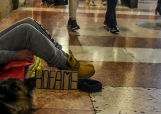 Sarzana, 16enne colpisce con una spranga clochard vicino stazione a Sarzana