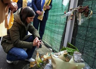 Schlein a Firenze con Funaro, fiori al cantiere in via Mariti Schlein a Firenze con Funaro, fiori al cantiere in via Mariti