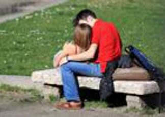 Sesso, l’allarme dei medici: “Giovani usano meno condom ed è boom malattie trasmissibili”