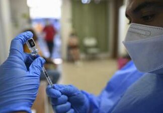 Si vaccina 217 volte contro il Covid: “Nessun effetto avverso”