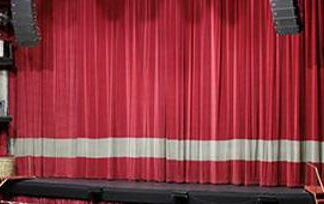 Topo in platea mentre è in scena ‘Natale in casa Cupiello’, panico al Sistina