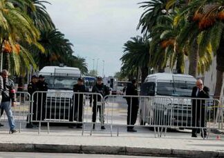 Tre cooperanti italiani fermati in Tunisia: “Presunte irregolarità su prelievi di denaro”