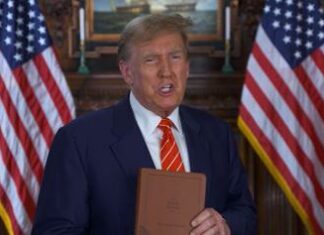 Trump a ‘caccia’ di soldi: in vendita copie griffate della Bibbia