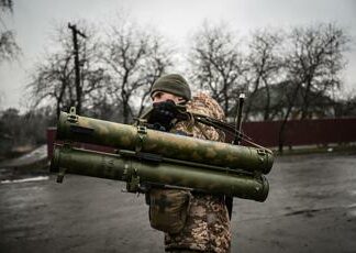 Ucraina, Zelensky: “Avanzata Russia si è fermata”. Ma Mosca ha il triplo di munizioni