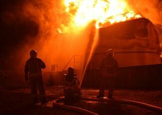 Ucraina, attacchi con droni in Russia: due morti a Belgorod. In fiamme raffineria di petrolio