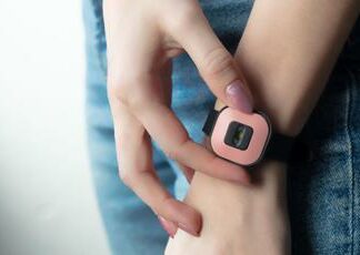 Violenza su donne, studentessa in treno si salva grazie al bracciale anti stupro