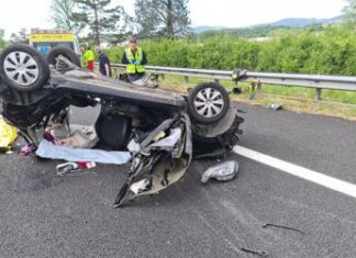 A1, auto tampona tir e si ribalta: morta ragazza di 21 anni