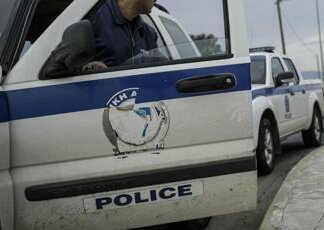 Accoltella l’ex fidanzata mentre è al telefono con la polizia. E ora si difende: “Non me lo ricordo”