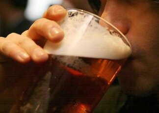 Alcol, l’allarme Iss: “3,7 milioni di italiani bevono fino ad ubriacarsi”