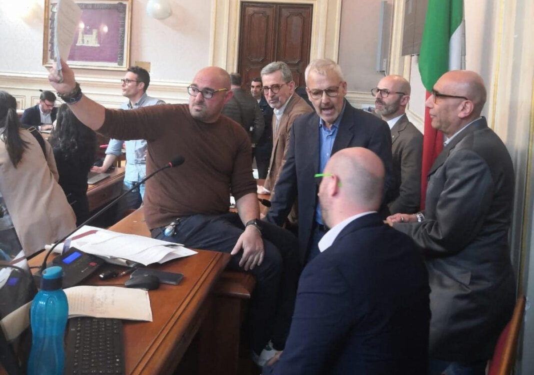 Bagarre in Consiglio a Livorno, Lega occupa aula: 