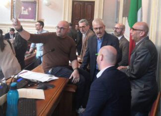 Bagarre in Consiglio a Livorno, Lega occupa aula: “Ricorso al Tar” Bagarre in Consiglio a Livorno, Lega occupa aula: "Ricorso al Tar"