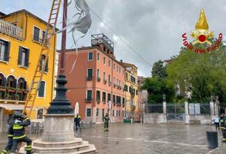 Biennale Arte Venezia, installazione divelta dal vento