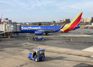 Boeing, panico a bordo di un 737-800: copertura del motore si stacca e finisce sull’ala